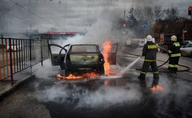 Barnaul, Rusya Federasyonu-Ekim 12, 2018. İtfaiyeciler yanan bir arabadan söndürmek