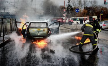 Barnaul, Rusya Federasyonu-Ekim 12, 2018. İtfaiyeciler yanan bir arabadan söndürmek