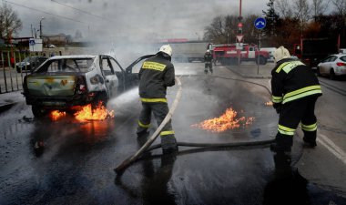 Barnaul, Rusya Federasyonu-Ekim 12, 2018. İtfaiyeciler yanan bir arabadan söndürmek
