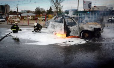 Barnaul, Rusya Federasyonu-Ekim 12, 2018. İtfaiyeciler yanan bir arabadan söndürmek