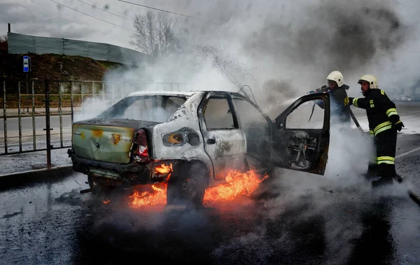 Barnaul Rusia Octubre 2018 Bomberos Apagan Coche Llamas —  Fotos de Stock