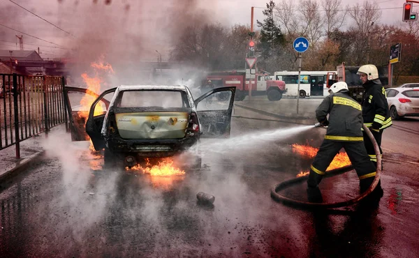 巴尔瑙尔 俄罗斯 2018年10月12日 消防员扑灭一辆燃烧的汽车 — 图库照片