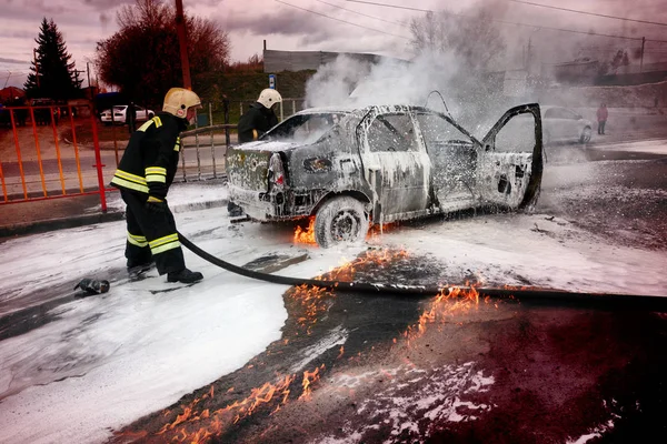 Barnaul, Rusya Federasyonu-Ekim 12, 2018. İtfaiyeciler yanan bir arabadan söndürmek
