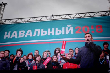 Novosibirsk, Rusya Federasyonu-Ekim 3, 2017.Politician Alexei Navalny bir muhalefet mitingi konuşuyor.
