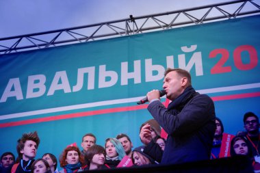 Novosibirsk, Rusya Federasyonu-Ekim 3, 2017.Politician Alexei Navalny bir muhalefet mitingi konuşuyor.