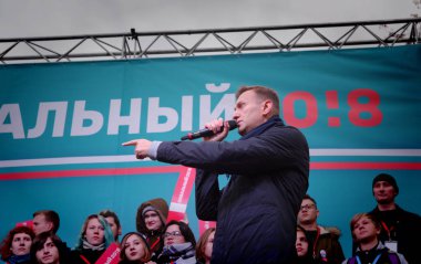 Novosibirsk, Rusya Federasyonu-Ekim 3, 2017.Politician Alexei Navalny bir muhalefet mitingi konuşuyor.