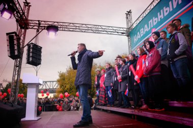 Novosibirsk, Rusya Federasyonu-Ekim 3, 2017.Politician Alexei Navalny bir muhalefet mitingi konuşuyor.