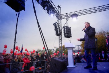 Novosibirsk, Rusya Federasyonu-Ekim 3, 2017.Politician Alexei Navalny bir muhalefet mitingi konuşuyor.