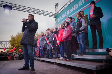 Novosibirsk, Rusya Federasyonu-Ekim 3, 2017.Politician Alexei Navalny bir muhalefet mitingi konuşuyor.