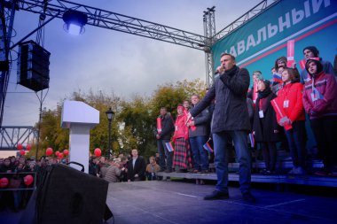 Novosibirsk, Rusya Federasyonu-Ekim 3, 2017.Politician Alexei Navalny bir muhalefet mitingi konuşuyor.