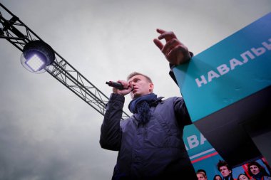 Novosibirsk, Rusya Federasyonu-Ekim 3, 2017.Politician Alexei Navalny bir muhalefet mitingi konuşuyor.