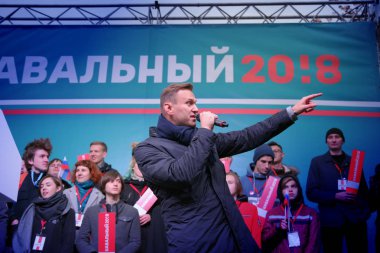 Novosibirsk, Rusya Federasyonu-Ekim 3, 2017.Politician Alexei Navalny bir muhalefet mitingi konuşuyor.