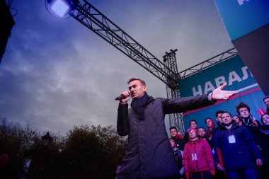 Novosibirsk, Rusya Federasyonu-Ekim 3, 2017.Politician Alexei Navalny bir muhalefet mitingi konuşuyor.