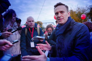 Novosibirsk, Rusya Federasyonu-Ekim 3, 2017.Politician Alexei Navalny bir muhalefet mitingi konuşuyor.