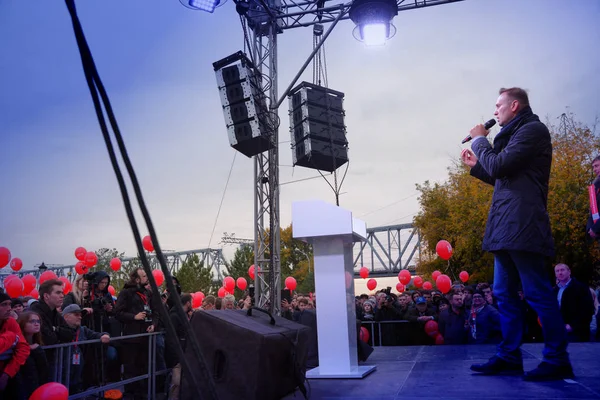 Novosibirsk, Rusya Federasyonu-Ekim 3, 2017.Politician Alexei Navalny bir muhalefet mitingi konuşuyor.