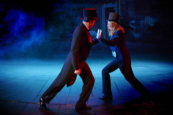 молодая актриса в смокинге на сцене театра
