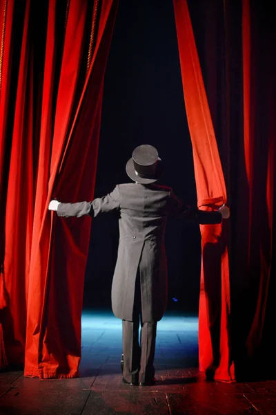 Actress Tuxedo Closes Theater Curtain — Stock Photo, Image