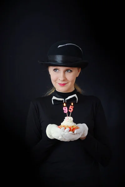 Актриса Чорному Капелюсі Чорний Костюм Тримає Торт Свічками — стокове фото