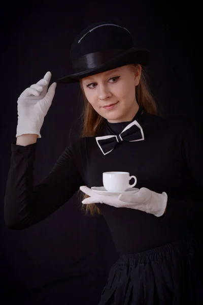 Актриса Чорному Капелюсі Чорний Костюм Тримає Пару Чаю — стокове фото