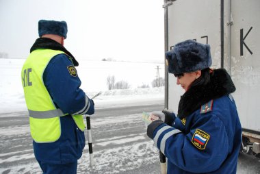 Barnaul, Rusya Federasyonu-Şubat 10, 2012. Yol devriye memuru görev