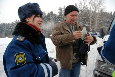 Barnaul, Rusya Federasyonu-Şubat 10, 2012. Yol devriye memuru görev