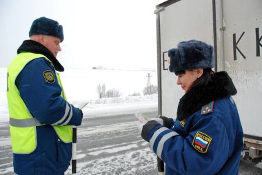 Barnaul, Rusya Federasyonu-Şubat 10, 2012. Yol devriye memuru görev
