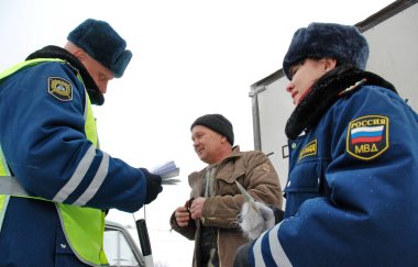 Barnaul, Rusya Federasyonu-Şubat 10, 2012. Yol devriye memuru görev