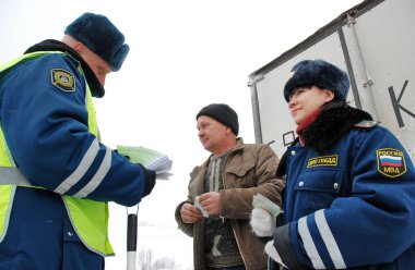 Barnaul, Rusya Federasyonu-Şubat 10, 2012. Yol devriye memuru görev