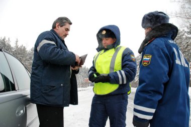 Barnaul, Rusya Federasyonu-Şubat 10, 2012. Yol devriye memuru görev