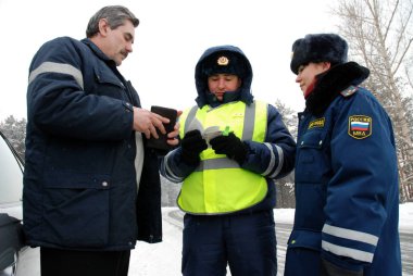 Barnaul, Rusya Federasyonu-Şubat 10, 2012. Yol devriye memuru görev