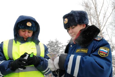 Barnaul, Rusya Federasyonu-Şubat 10, 2012. Yol devriye memuru görev