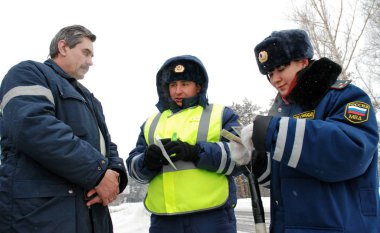 Barnaul, Rusya Federasyonu-Şubat 10, 2012. Yol devriye memuru görev