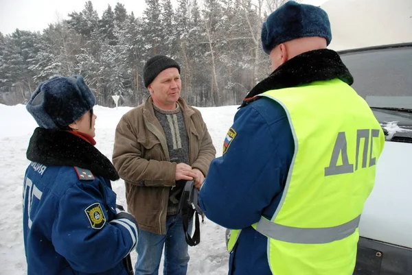 Barnaul, Rusya Federasyonu-Şubat 10, 2012. Yol devriye memuru görev