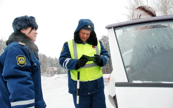 Barnaul, Rusya Federasyonu-Şubat 10, 2012. Yol devriye memuru görev
