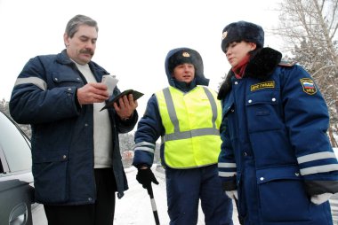 Barnaul, Rusya Federasyonu-Şubat 10, 2012. Yol devriye memuru görev