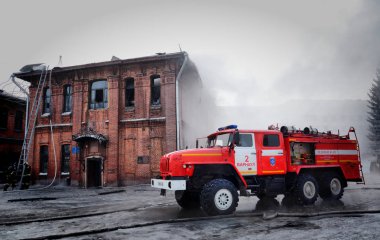 Rusya, Barnaul-Şubat 6, 2018. İtfaiye ve kurtarma ekipleri savaş Müzesi'nde bir yangın söndürmek