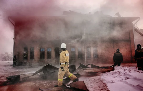 Rusia Barnaul Febrero 2018 Bomberos Socorristas Extinguen Incendio Museo Guerra —  Fotos de Stock