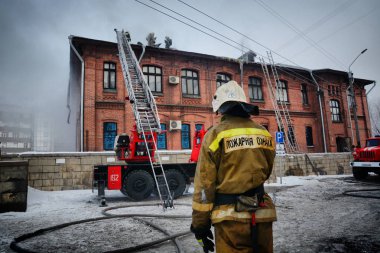 Rusya, Barnaul-Şubat 6, 2018. İtfaiye ve kurtarma ekipleri savaş Müzesi'nde bir yangın söndürmek