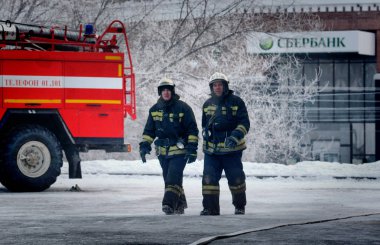 Rusya, Barnaul-Şubat 6, 2018. İtfaiye ve kurtarma ekipleri savaş Müzesi'nde bir yangın söndürmek