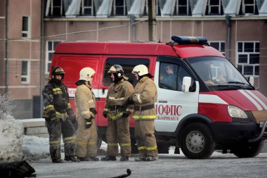 Rusya, Barnaul-Şubat 6, 2018. İtfaiye ve kurtarma ekipleri savaş Müzesi'nde bir yangın söndürmek