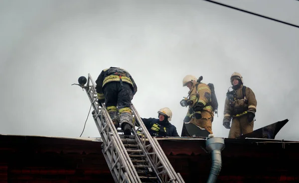 Rússia Barnaul Fevereiro 2018 Bombeiros Socorristas Extinguem Incêndio Museu Guerra — Fotografia de Stock