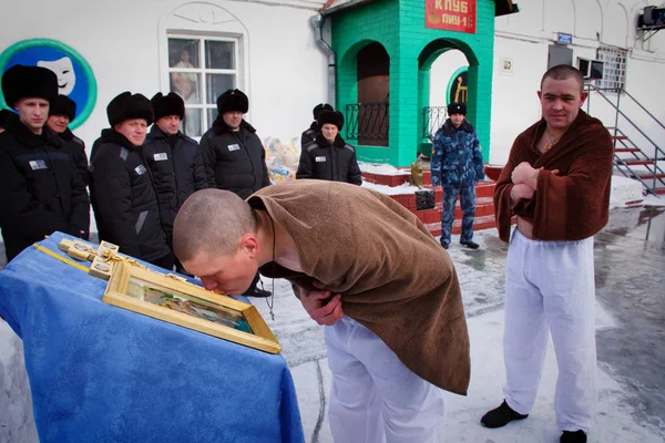 Barnaul Russia Gennaio 2019 Prigionieri Carcere Celebrano Rito Del Battesimo — Foto Stock