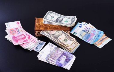 Para içinde karanlık bir arka plan bir sille