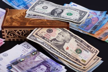 Para içinde karanlık bir arka plan bir sille