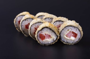 Karanlık bir arka plan üzerinde deniz ürünleri ile Japon rulo