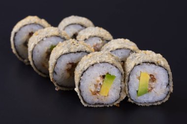 Karanlık bir arka plan üzerinde deniz ürünleri ile Japon rulo