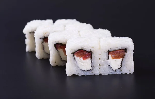 Japanse Rollen Met Zeevruchten Een Donkere Achtergrond — Stockfoto