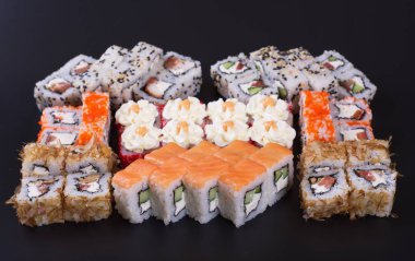 Karanlık bir arka plan üzerinde deniz ürünleri ile Japon rulo