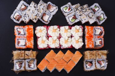 Karanlık bir arka plan üzerinde deniz ürünleri ile Japon rulo