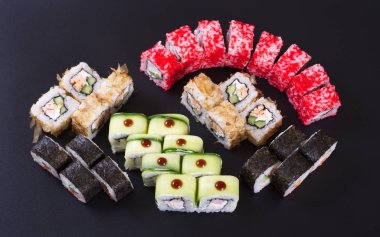 Karanlık bir arka plan üzerinde deniz ürünleri ile Japon rulo